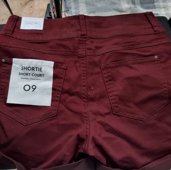 Ardene's High Rise Shorts, Dark Red Colour, Size 9 ( M ) - Picture 7 of 12